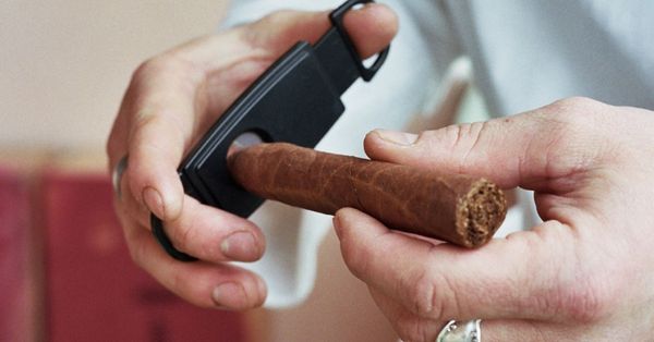 How to cut a cigar