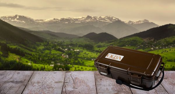 Travel Humidor with Mountains Backdrop